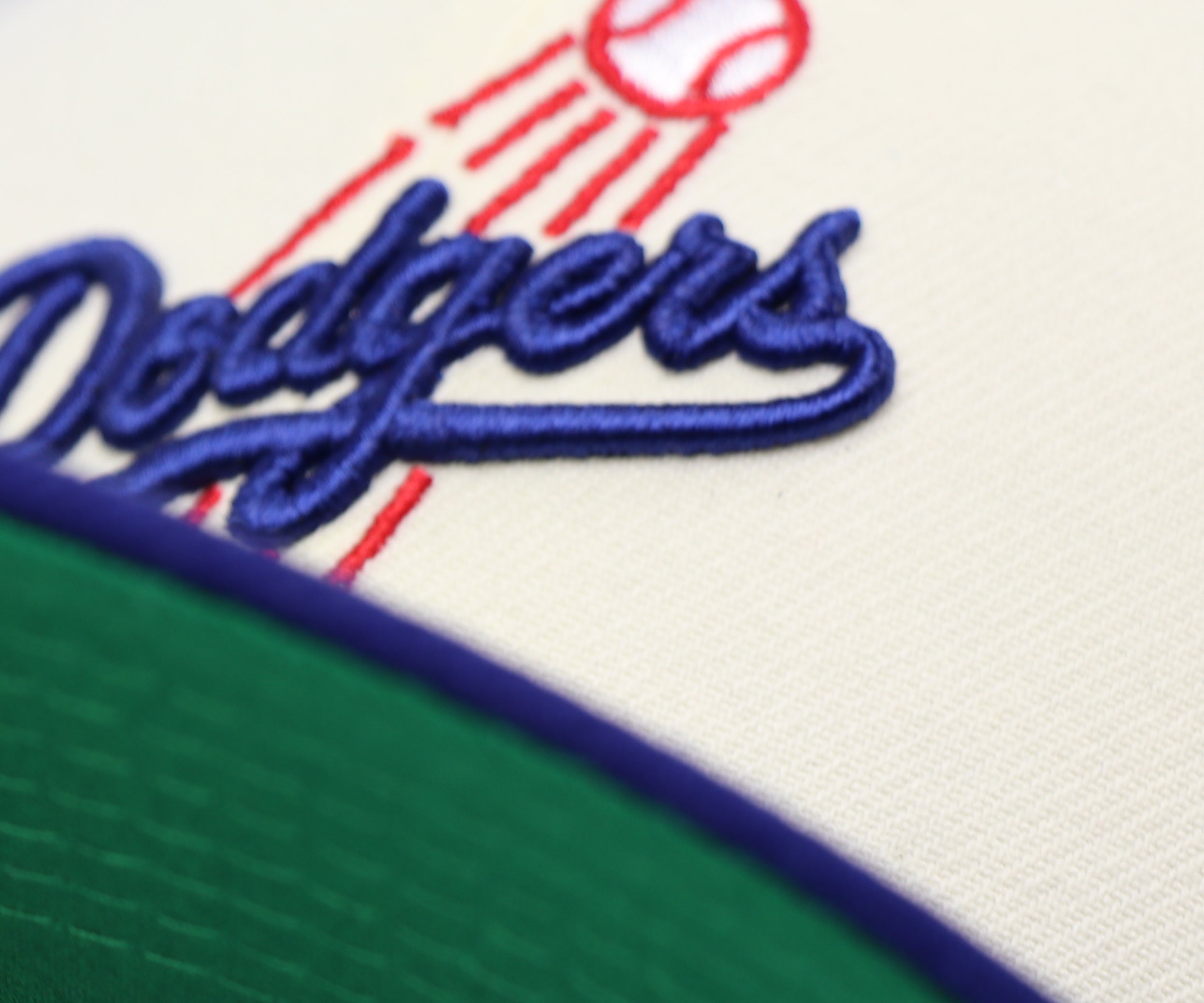 LOS ANGELES DODGERS (OFF-WHITE) (DODGER STADIUM) NEW ERA 59FIFTY FITTED (GREEN UNDER VISOR)