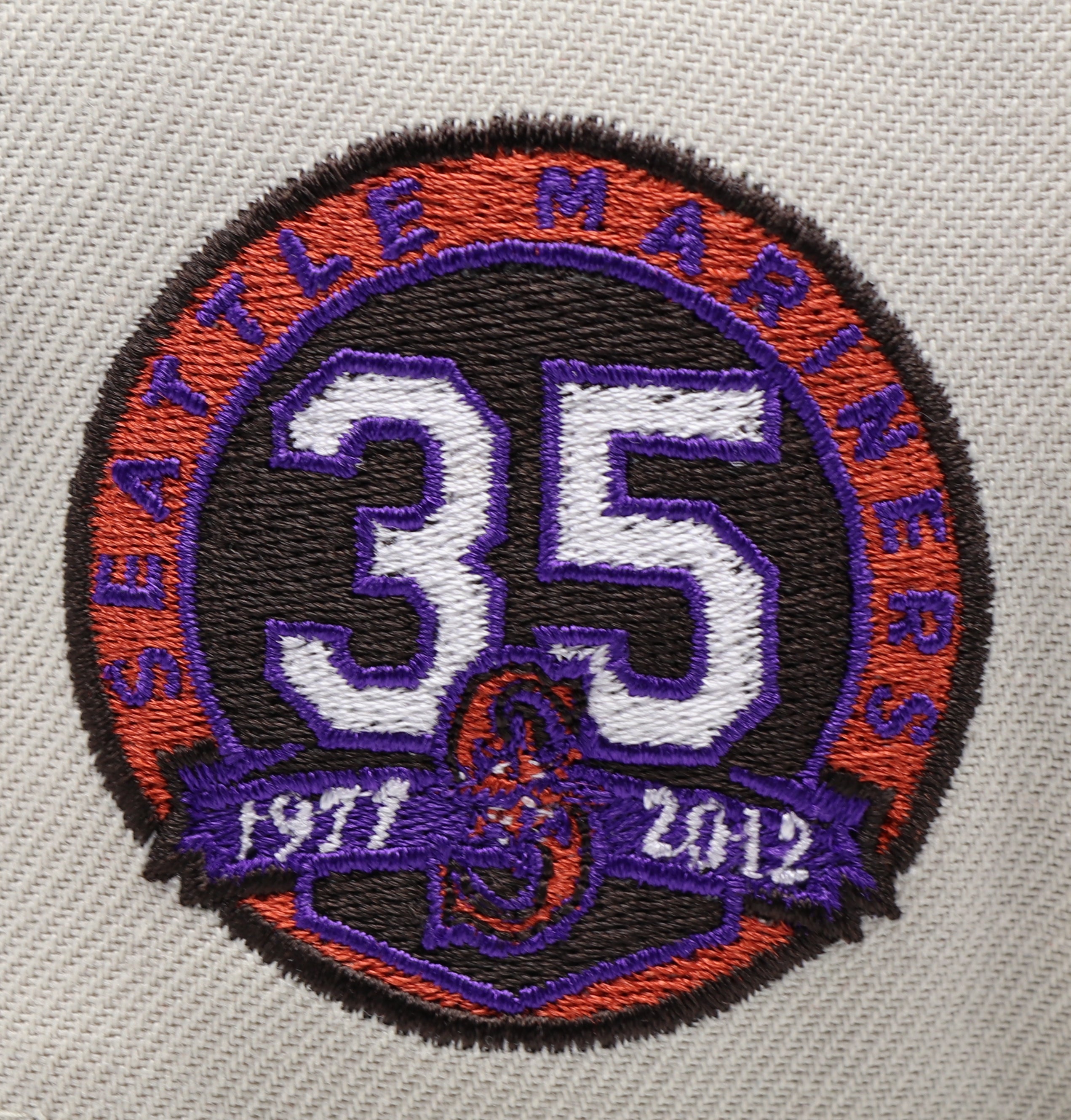 SEATTLE MARINERS (35TH ANNIVERSARY) (1977-2012) NEW ERA 59FIFTY FITTED (PURPLE UNDER VISOR)