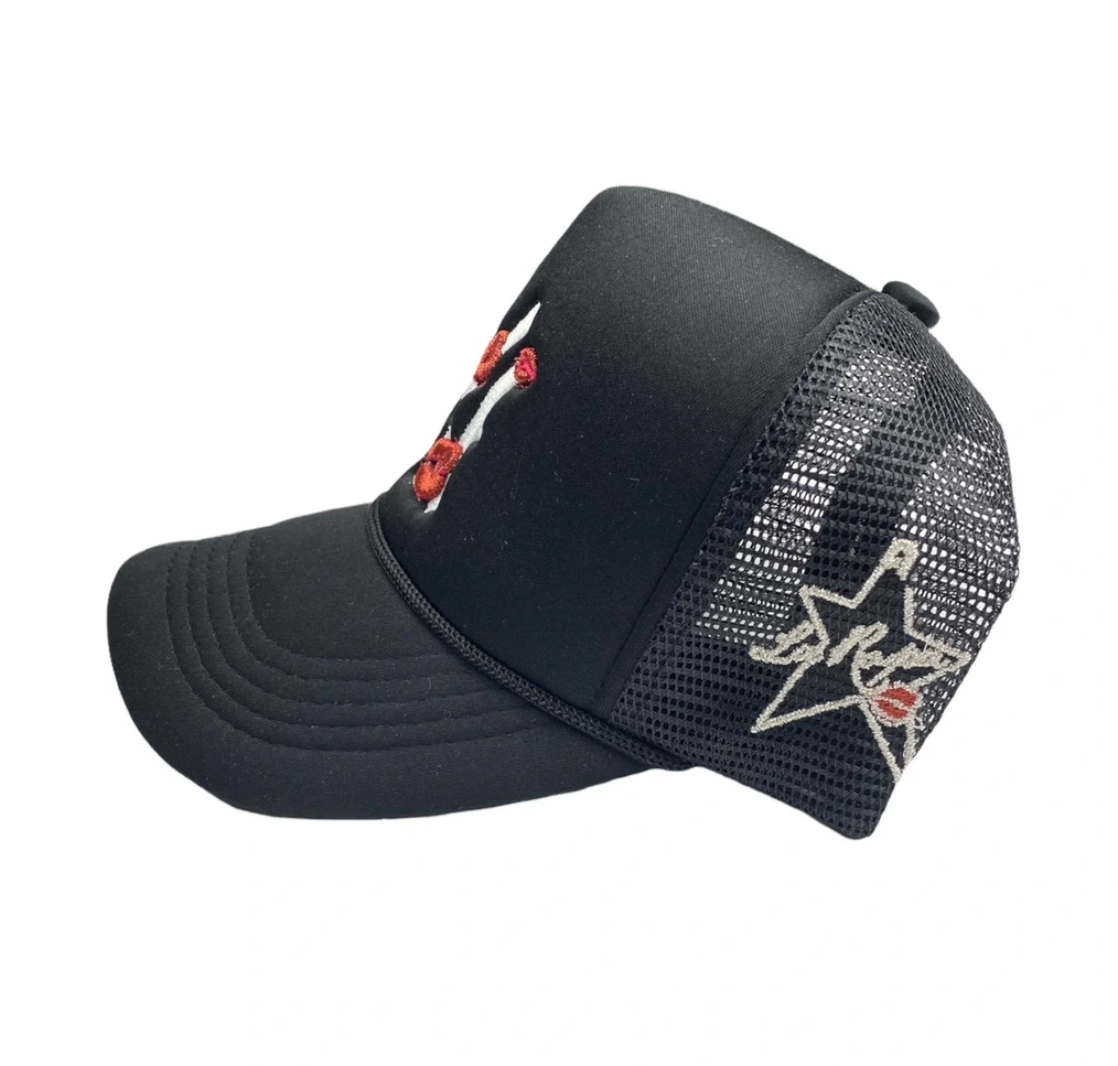 LA ROPA KISS NY BLACK TRUCKER SNAPBACK