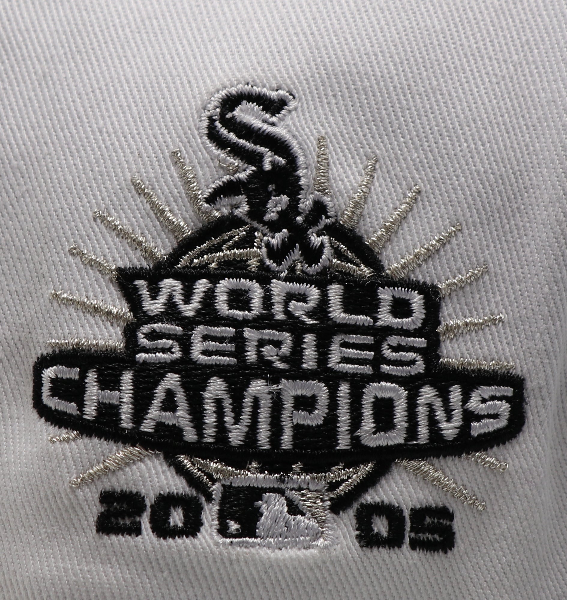 CHICAGO WHITESOX (WHITE) (2005 WORLDSERIES CHAMPIONS) NEW ERA 59FIFTY FITTED (SILVER UNDER VISOR)