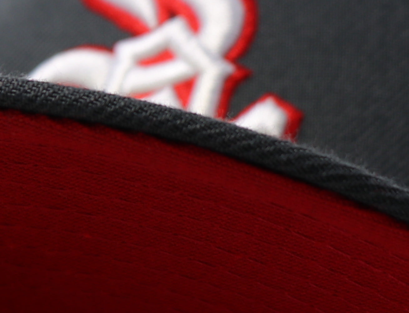 CHICAGO WHITESOX (GREY) (2005 WS CHAMPIONS) NEW ERA 59FIFTY FITTED (RED UNDER VISOR)